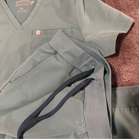 Fabletics Teal Scrub Set - Picture 2 of 2